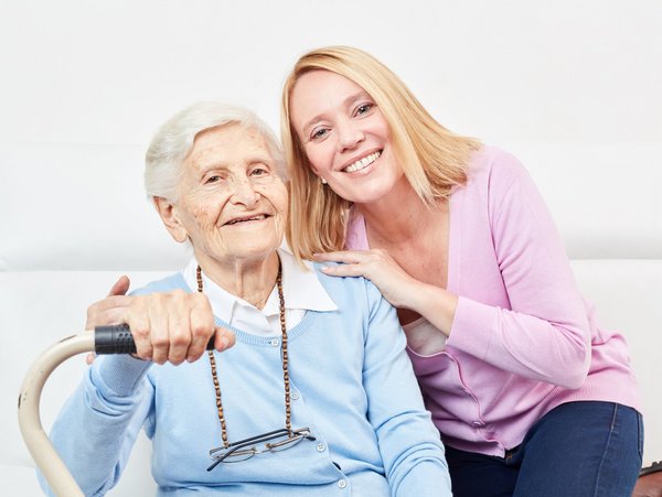 Altenpflegerin mit Seniorin